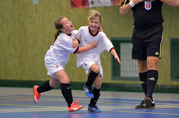 Deset důvodů, proč mají dívky hrát fotbal | Pražský fotbalový svaz